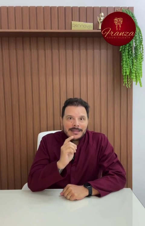 Dr. Carlos Franza no consultório, em Guarujá